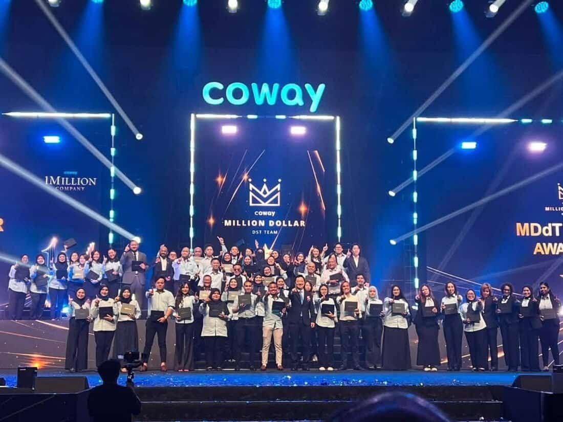 Pentas Coway Million Dollar DST Team Penerima pengiktirafan Million Dollar DST Team di pentas persidangan Coway