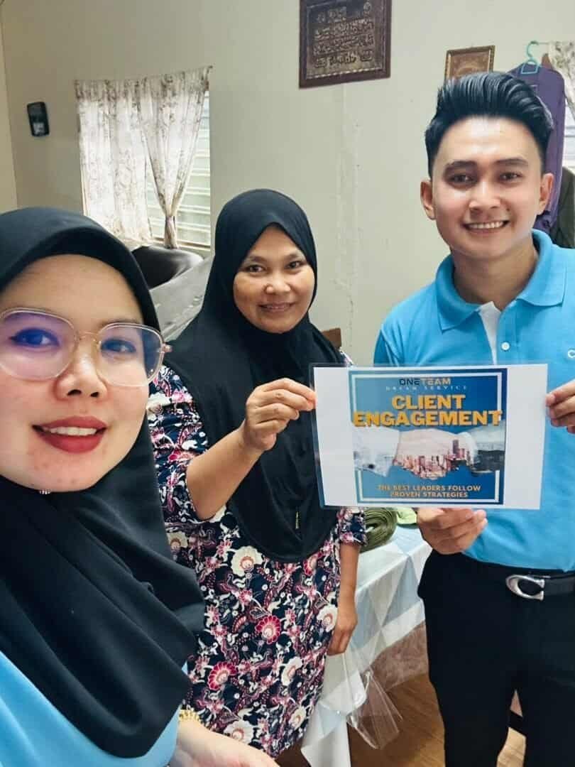 Ejen Coway Shah & Iffa bersama pelanggan Ejen Coway Shah Faizal dan Zarifah (Iffa) bersama pelanggan di rumah