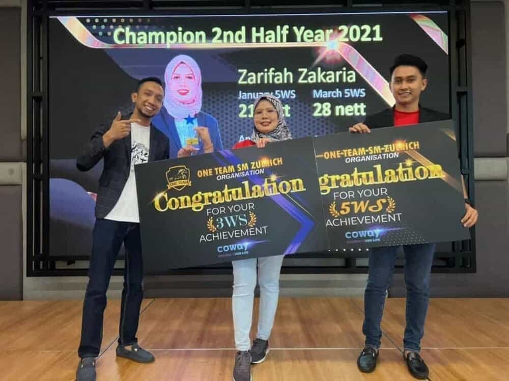 Ejen Coway Shah & Iffa: Champion 2nd Half Year 2021 Zarifah Zakaria dan Shah Faizal menerima penghargaan Champion 2nd Half Year 2021